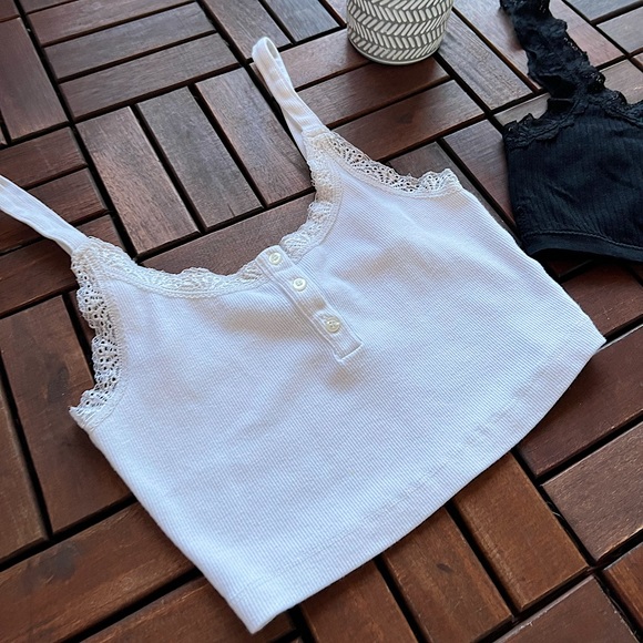 ✨EUC✨2 Pieces - Forever 21 White Crop Top & a Style 5 Black Sports Bra - Small - Picture 2 of 3